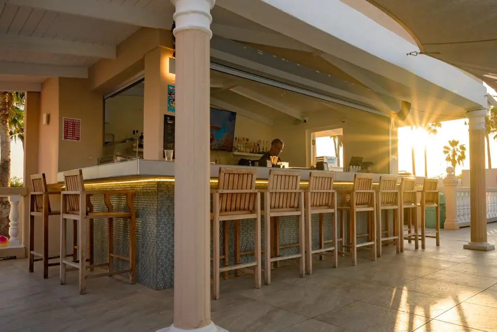 Amenity: Poolside bar